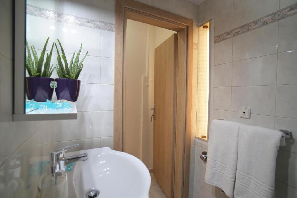 Stylish Modern Apartment, Nilie Hospitality Mgmt Tesalonika Bagian luar foto